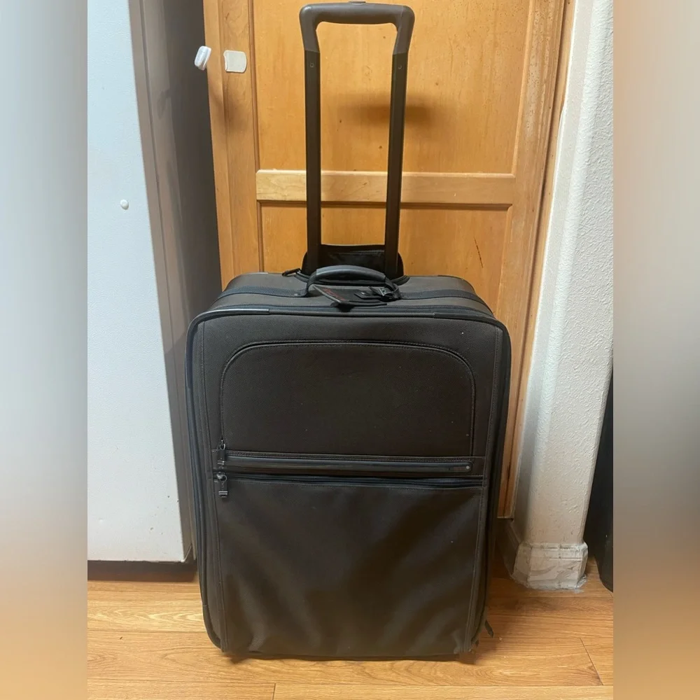 Tumi G4 22904B4 wheeled travel luggage